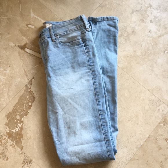 Hollister • High Waisted Light Wash Jeans - Picture 5 of 5